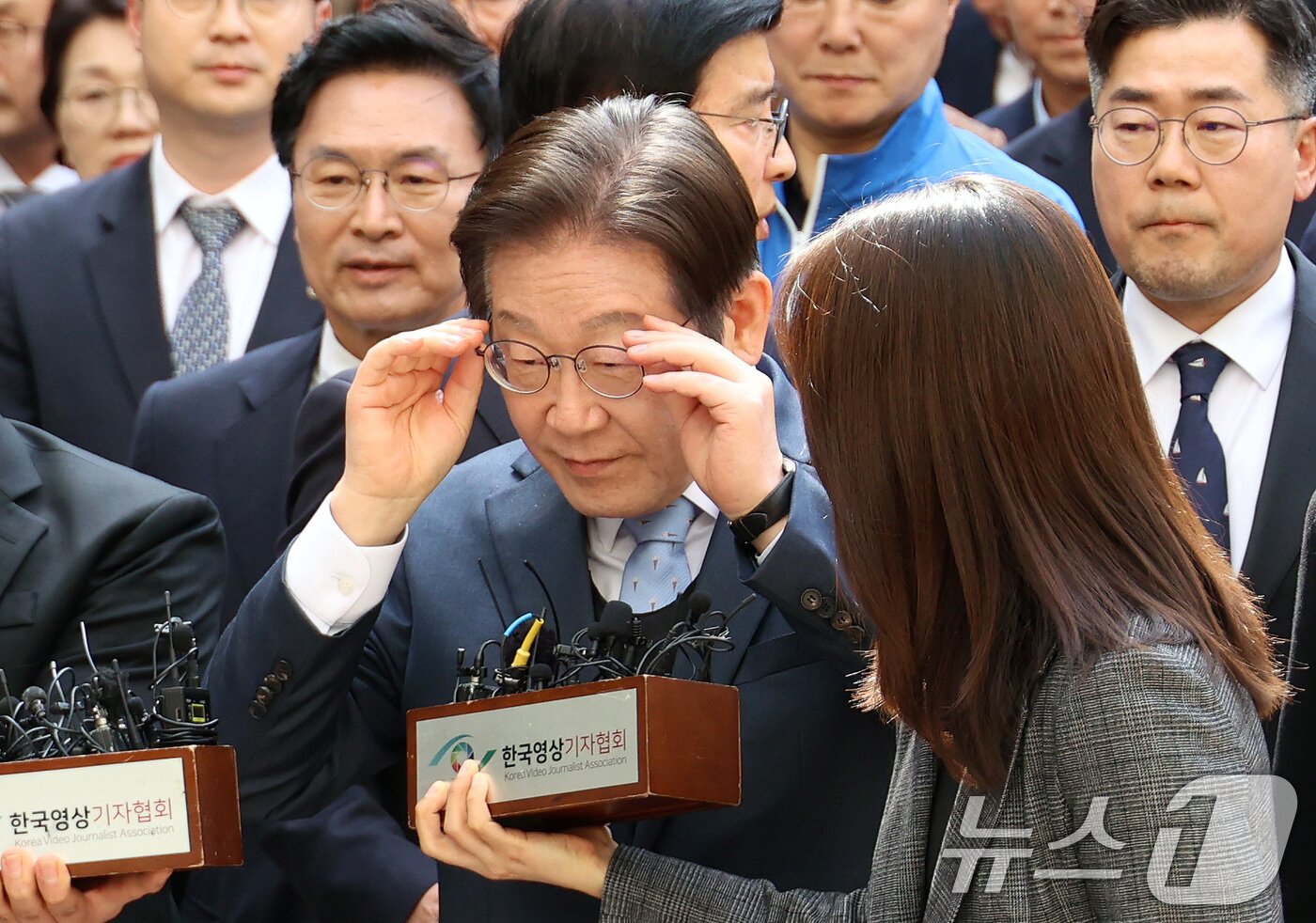 본문 이미지 - 이재명 더불어민주당 대표가 26일 오후 서울 서초구 서울고등법원에서 열린 공직선거법 위반 혐의 항소심 선고공판에 출석하고 있다. 2025.3.26/뉴스1 ⓒ News1 사진공동취재단