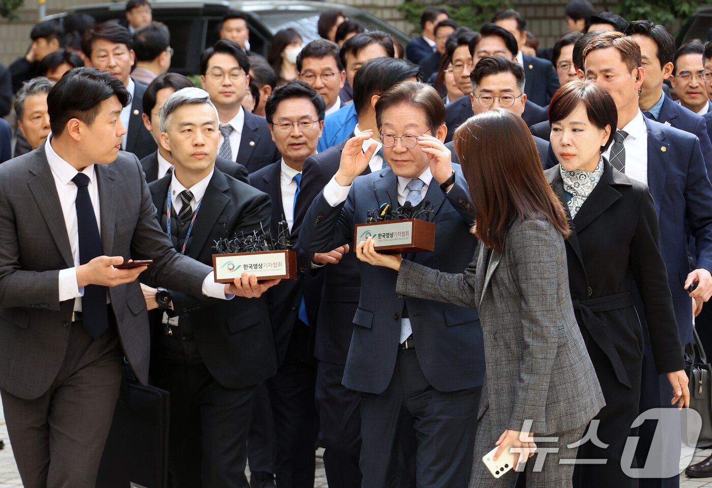본문 이미지 - 이재명 더불어민주당 대표가 26일 오후 서울 서초구 서울고등법원에서 열린 공직선거법 위반 혐의 항소심 선고공판에 출석하고 있다. 2025.3.26/뉴스1 ⓒ News1 사진공동취재단