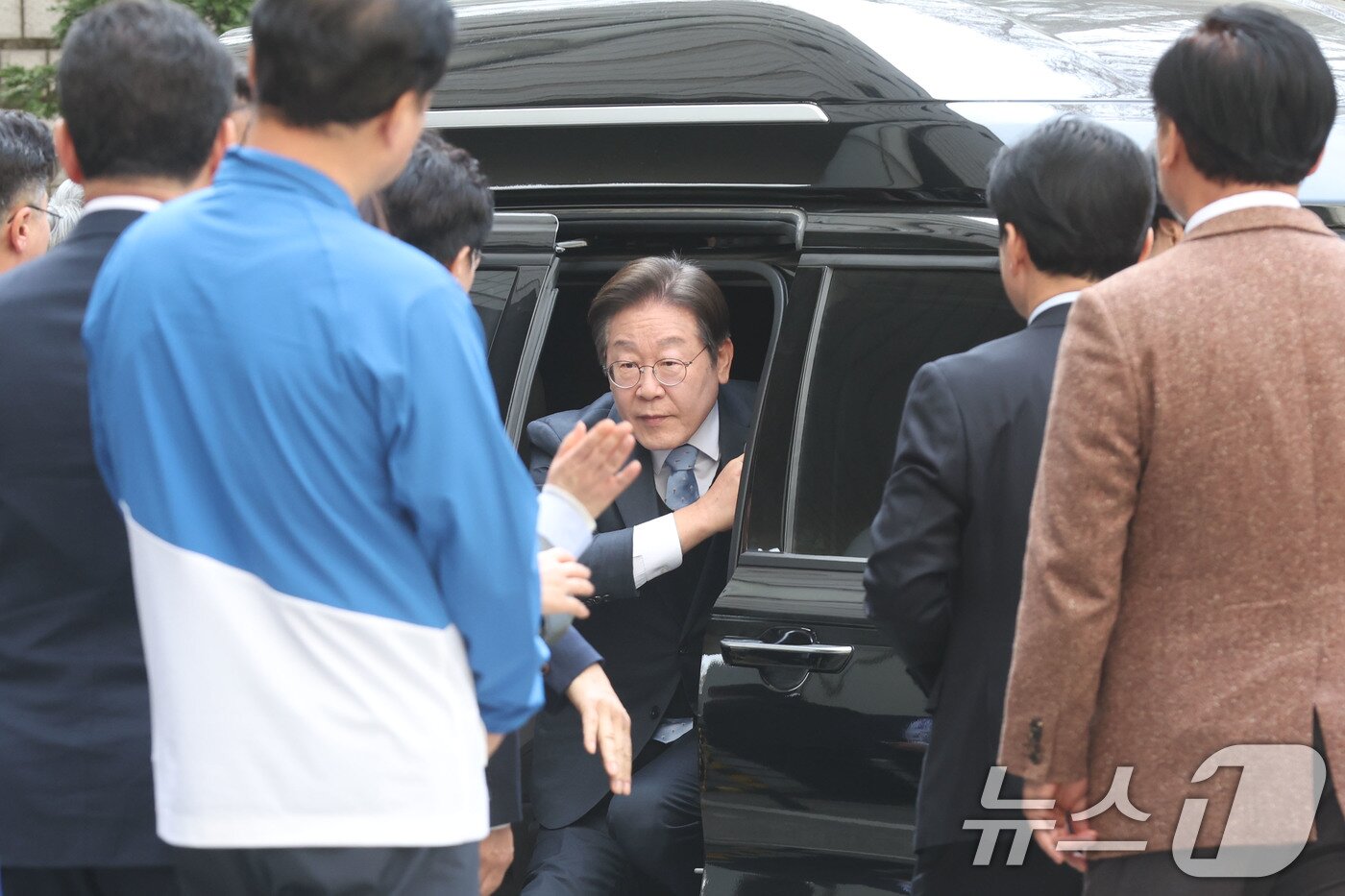 본문 이미지 - 이재명 더불어민주당 대표가 26일 오후 서울 서초구 서울고등법원에서 열린 공직선거법 위반 혐의 항소심 선고공판에 출석하고 있다. 2025.3.26/뉴스1 ⓒ News1 사진공동취재단