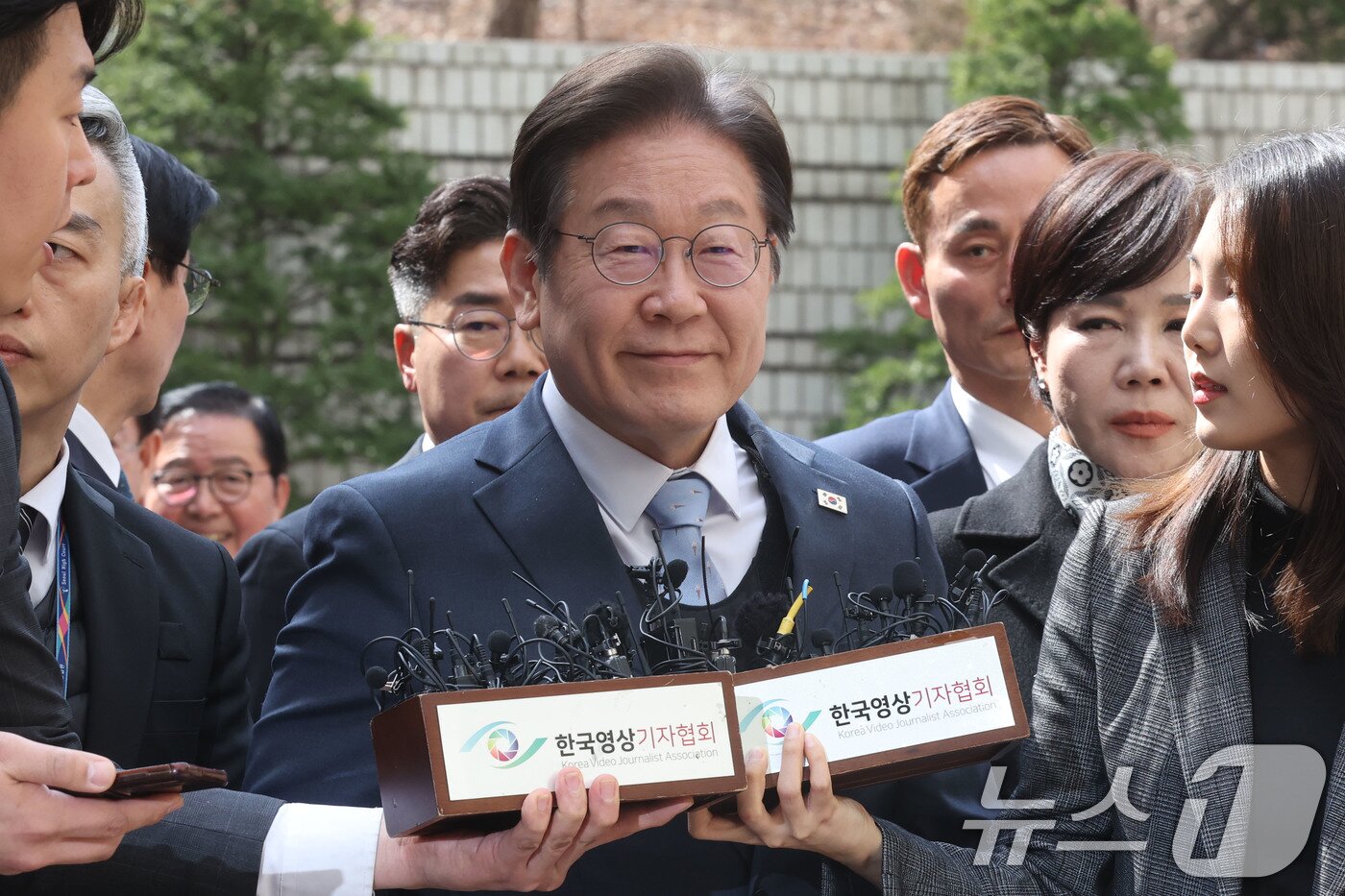 본문 이미지 - 이재명 더불어민주당 대표가 26일 오전 서울 서초구 서울고등법원에서 열린 공직선거법 위반 혐의 2심 선고 공판에 출석하고 있다. 2025.3.26/뉴스1 ⓒ News1 사진공동취재단