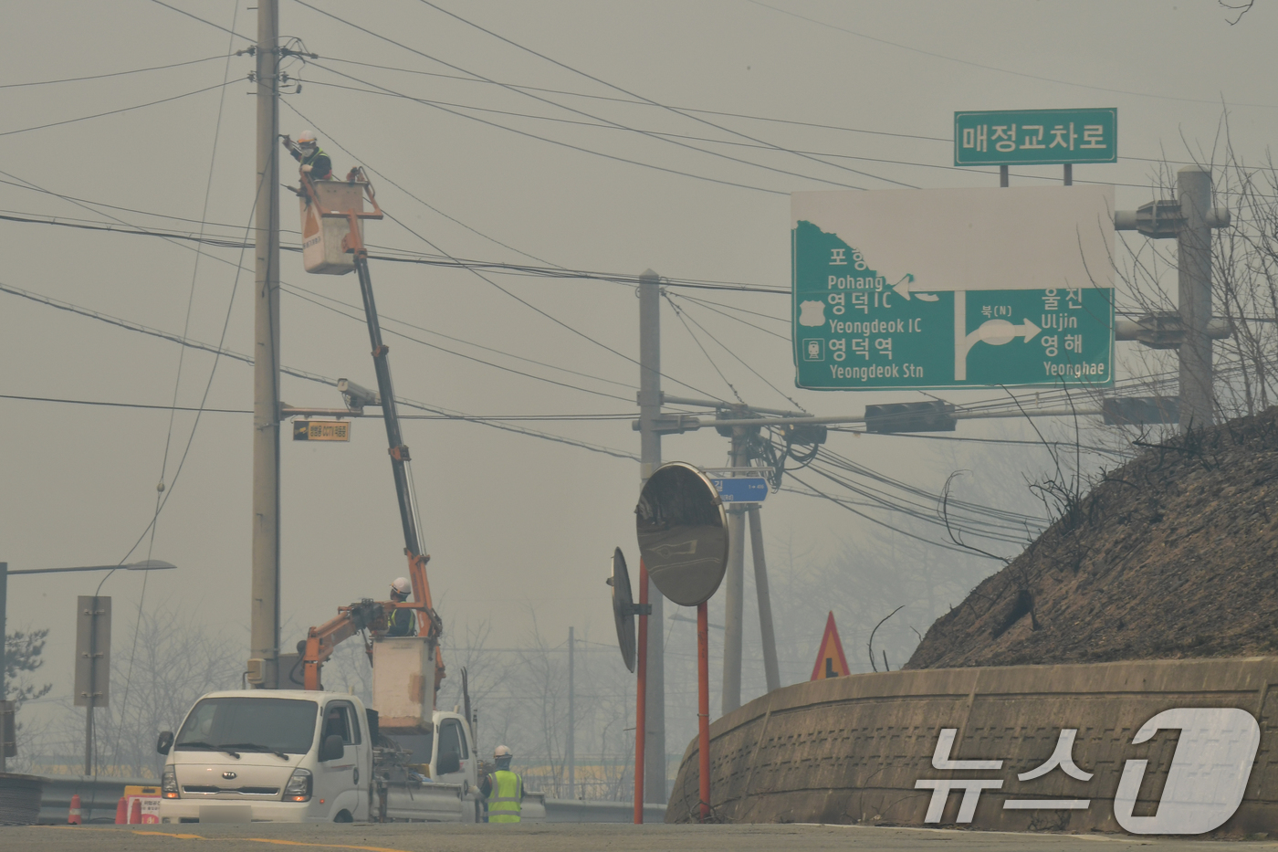 (영덕=뉴스1) 최창호 기자 = 26일 경북 영덕군 영덕읍 매정 교차로에서 인터넷 선로 복구 작업이 한창이다.  2025.3.26/뉴스1