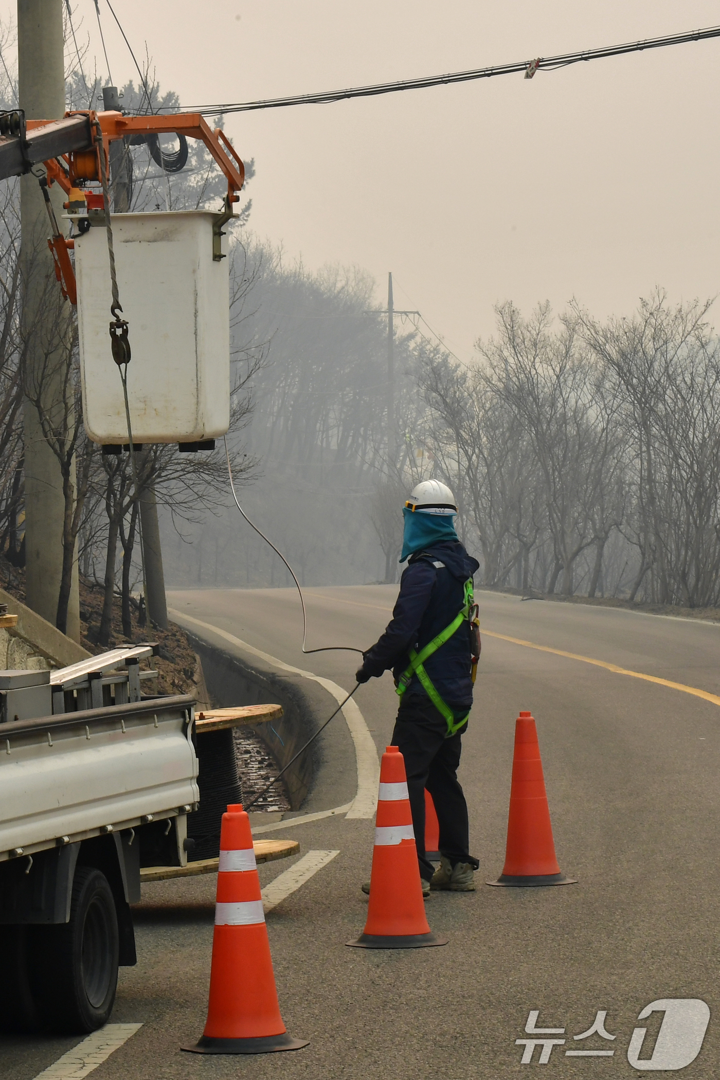 (영덕=뉴스1) 최창호 기자 = 26일 경북 영덕군 영덕읍 매정 교차로에서 인터넷 선로 복구 작업이 한창이다. 2025.3.26/뉴스1