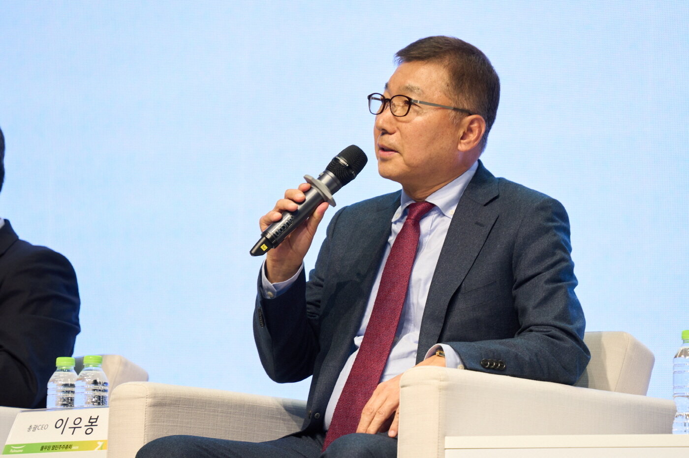 본문 이미지 - 26일 서울 강남구 과학기술컨벤션 센터에서 개최된 &#39;2025 열린 주주총회&#39; 2부 열린 토론회에서 풀무원 이우봉 총괄CEO가 2024년 사업 성과에 대해 설명하고 있다.&#40;풀무원 제공&#41;