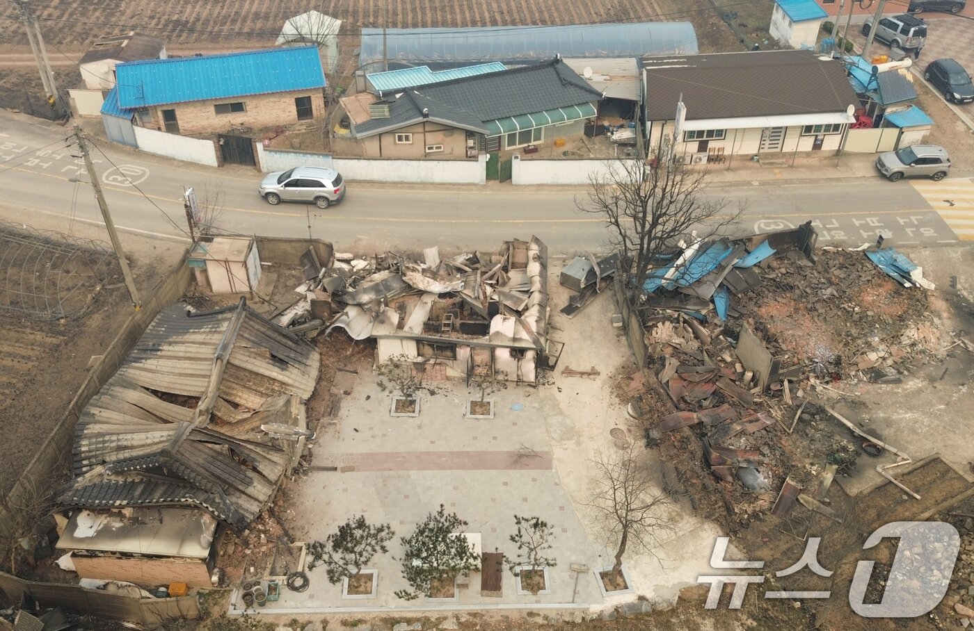 본문 이미지 - 26일 오후 경북 영양군 석보면 화매리 일대 민가들이 산불로 인해 불에 타있다. 2025.3.26/뉴스1 ⓒ News1 김영운 기자