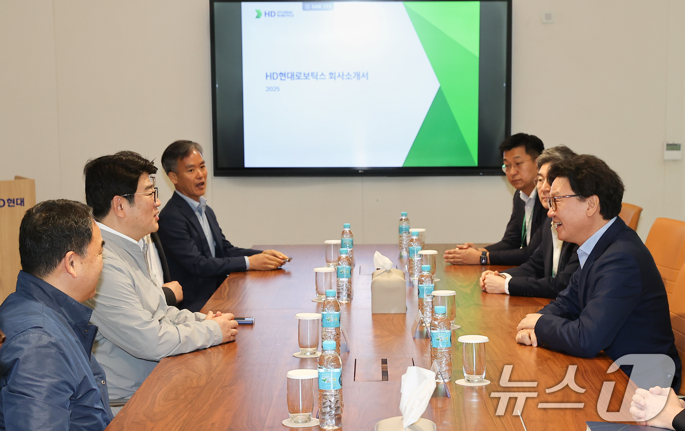 (서울=뉴스1) = 권재한 농촌진흥청장이 26일 경기 성남 HD현대 글로벌R&D센터를 방문해 연구 현장을 살펴보고 기술협력과 상생 방안 등에 대해 의견을 나누고 있다. (농촌진흥청 …