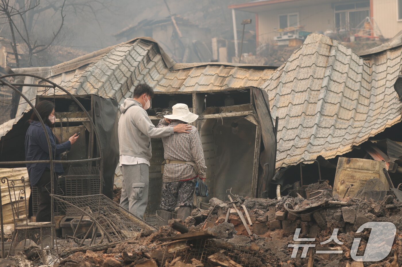 본문 이미지 - 26일 오후 경북 영양군 석보면 답곡리 일대 민가들이 산불로 인해 불에 타있다. 2025.3.26/뉴스1 ⓒ News1 김영운 기자