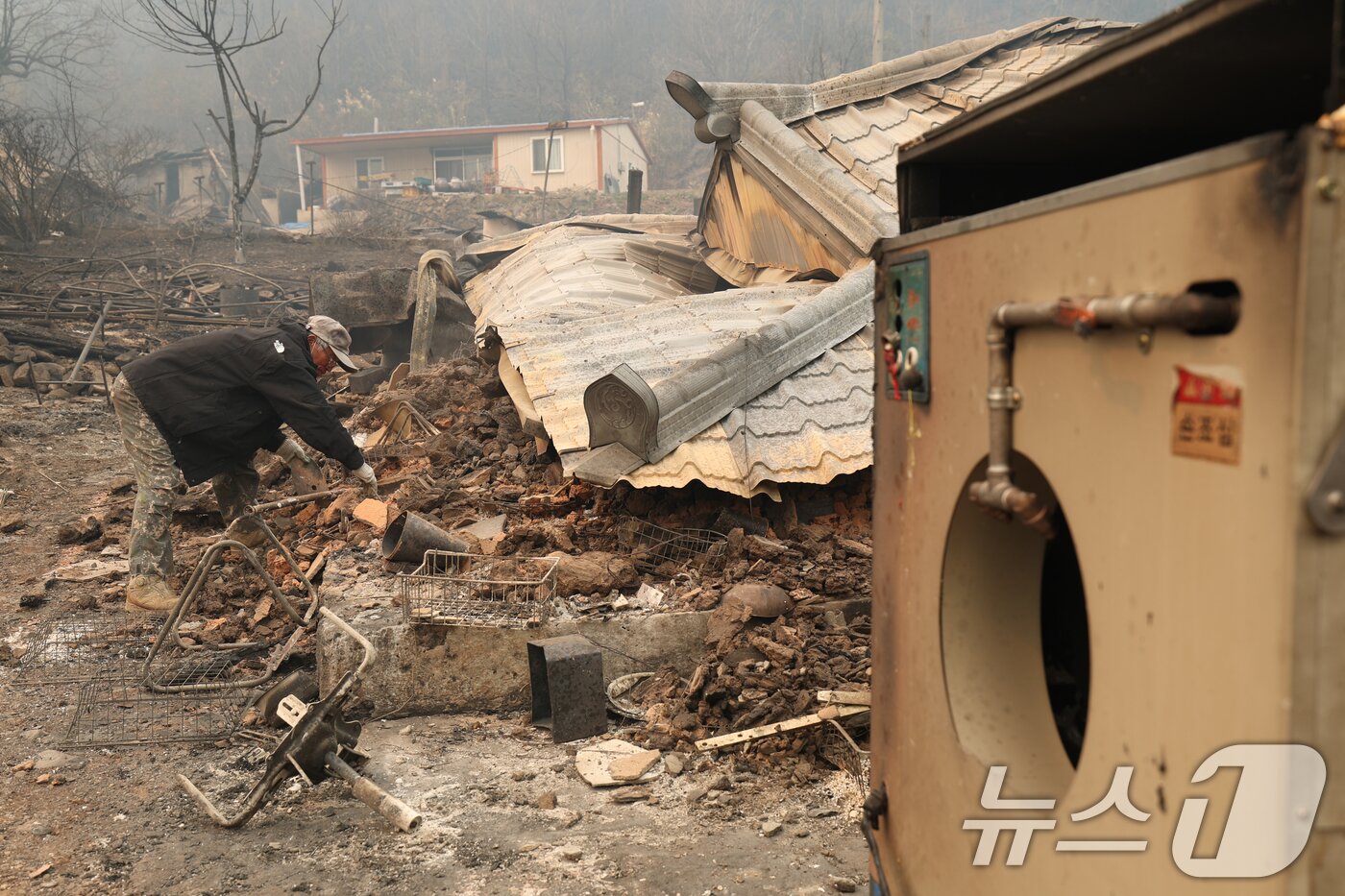 본문 이미지 - 26일 오후 경북 영양군 석보면 답곡리 일대 민가들이 산불로 인해 불에 타있다. 2025.3.26/뉴스1 ⓒ News1 김영운 기자