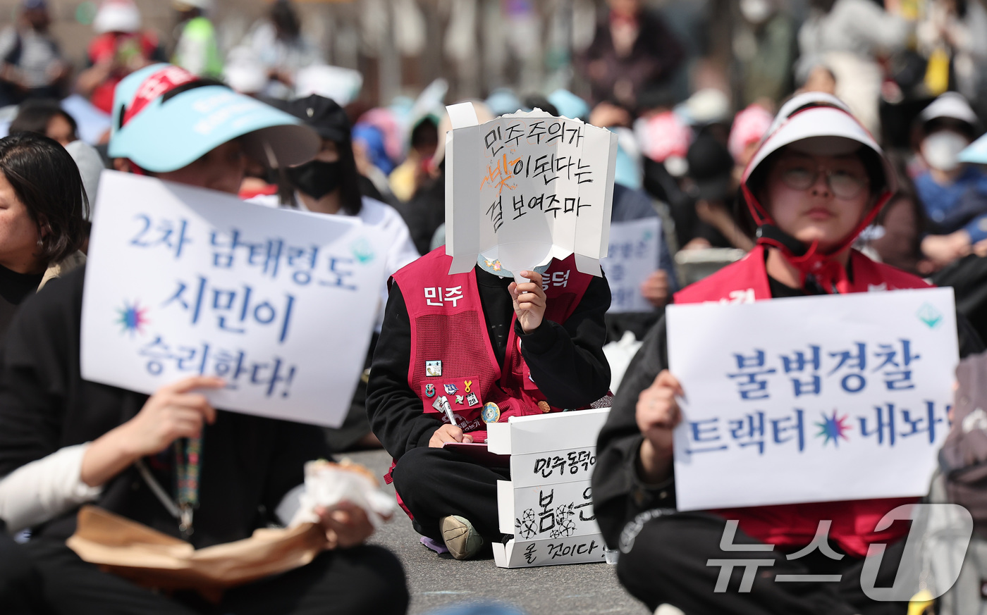 (서울=뉴스1) 김성진 기자 = 26일 오후 서울 종로구 자하문로에서 시민사회단체연대회의 관계자들이 결의대회를 열고 윤석열 대통령 파면을 촉구하고 있다. 2025.3.26/뉴스1