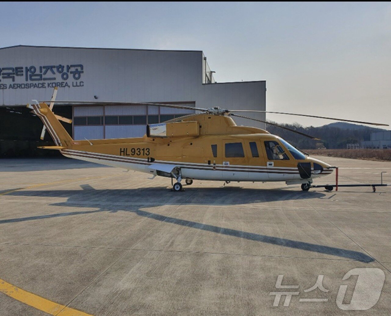 본문 이미지 - 26일 경북 의성 산불현장에서 공중진화 작업 중 추락한 강원도 임차 헬기 S-76A 기종.(강원도 제공, 재판매 및 DB 금지) 2025.3.26/뉴스1