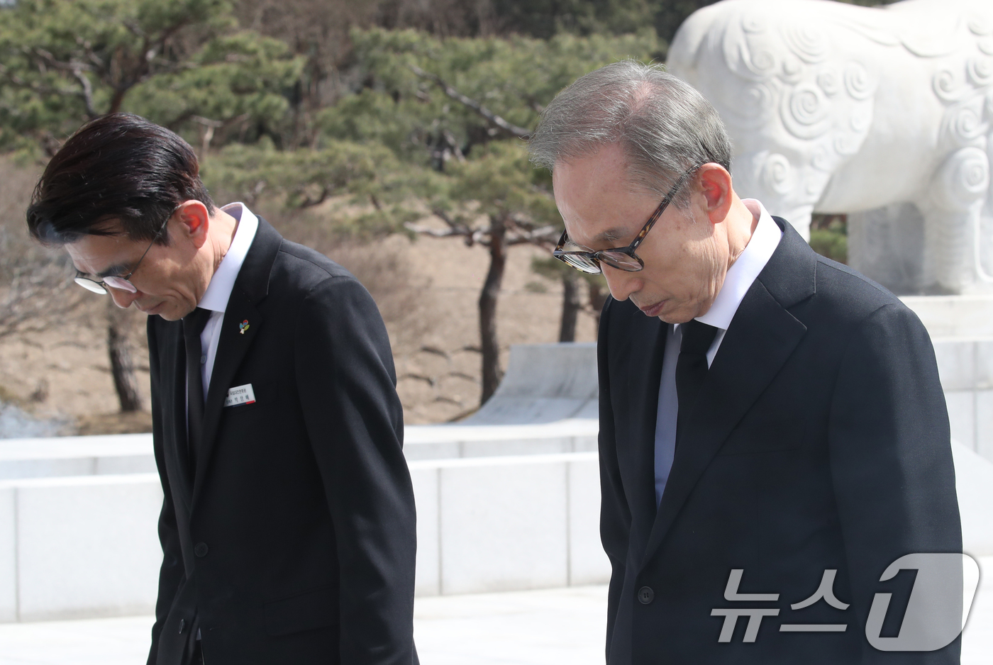 (대전=뉴스1) 김기태 기자 = 이명박 전 대통령이 26일 대전 유성구 국립대전현충원 현충탑에서 참배를 하고 있다. 2025.3.26/뉴스1