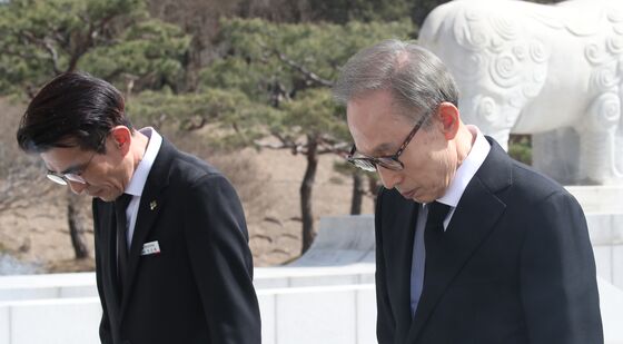 현충탑 참배하는 이명박