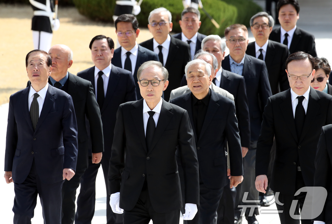 (대전=뉴스1) 김기태 기자 = 이명박 전 대통령이 26일 대전 유성구 국립대전현충원 현충탑에서 참배를 하기 위해 이동하고 있다. 2025.3.26/뉴스1