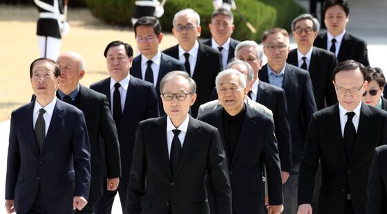 현충원 찾은 이명박 전 대통령과 측근
