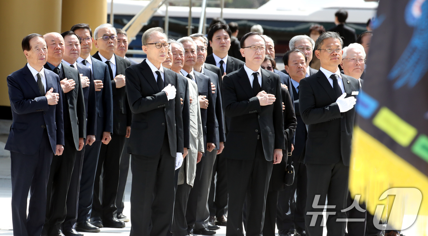 (대전=뉴스1) 김기태 기자 = 이명박 전 대통령이 26일 대전 유성구 국립대전현충원 현충탑에서 참배를 하기위해 현충탑으로 이동중 국기에 대한 대한 경례를 하고 있다. 2025.3 …