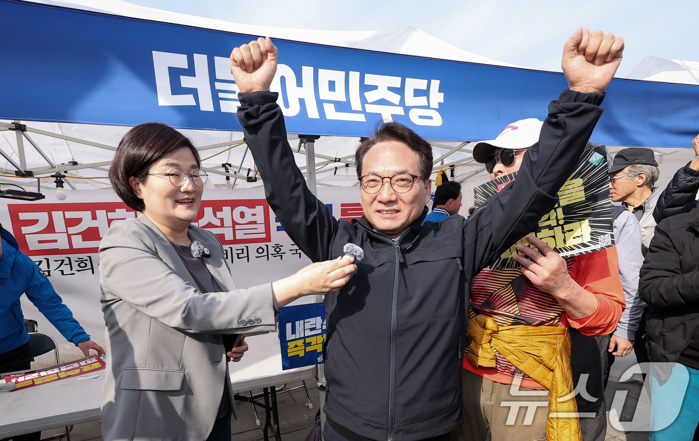(서울=뉴스1) 김성진 기자 = 박선원 더불어민주당 의원이 26일 오후 서울 종로구 광화문 더불어민주당 천막 당사에서 이재명 대표의 공직선거법 위반 혐의 항소심이 무죄 선고를 받자 …