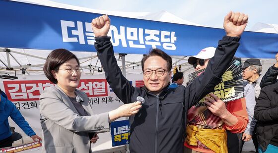 이재명 대표 무죄 선고에 만세하는 박선원 의원