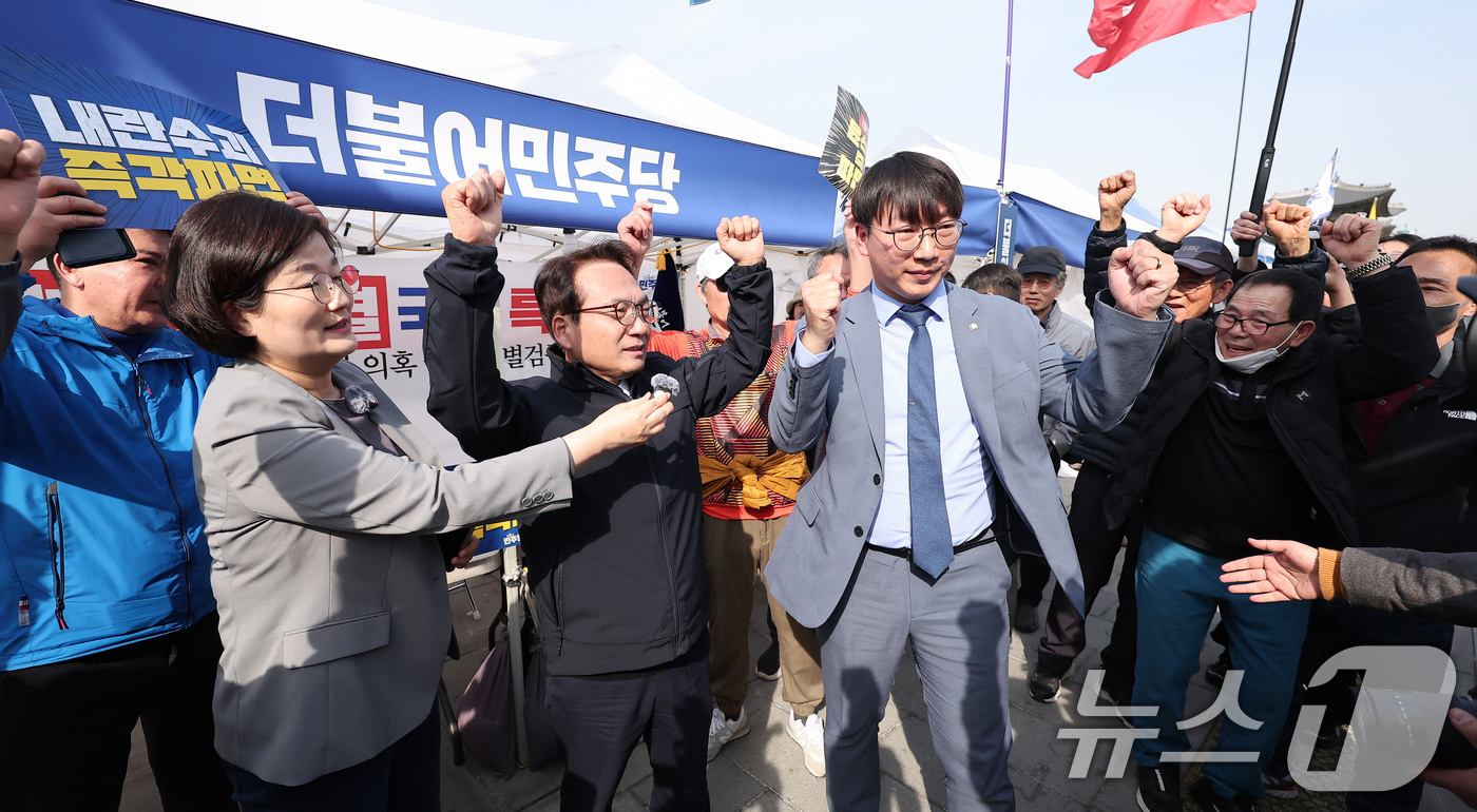 (서울=뉴스1) 김성진 기자 = 박선원 더불어민주당 의원과 모경종 의원이 26일 오후 서울 종로구 광화문 더불어민주당 천막 당사에서 이재명 대표의 공직선거법 위반 혐의 항소심이 무 …
