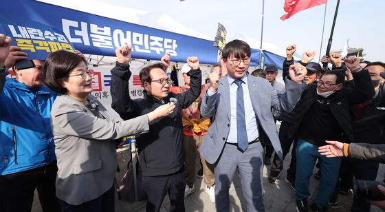 환호하는 박선원·모경종 의원
