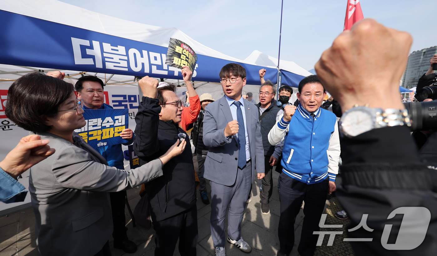 (서울=뉴스1) 김성진 기자 = 박선원 더불어민주당 의원과 모경종 의원이 26일 오후 서울 종로구 광화문 더불어민주당 천막 당사에서 이재명 대표의 공직선거법 위반 혐의 항소심이 무 …