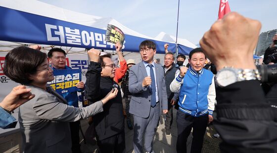 시민들과 환호하는 민주당
