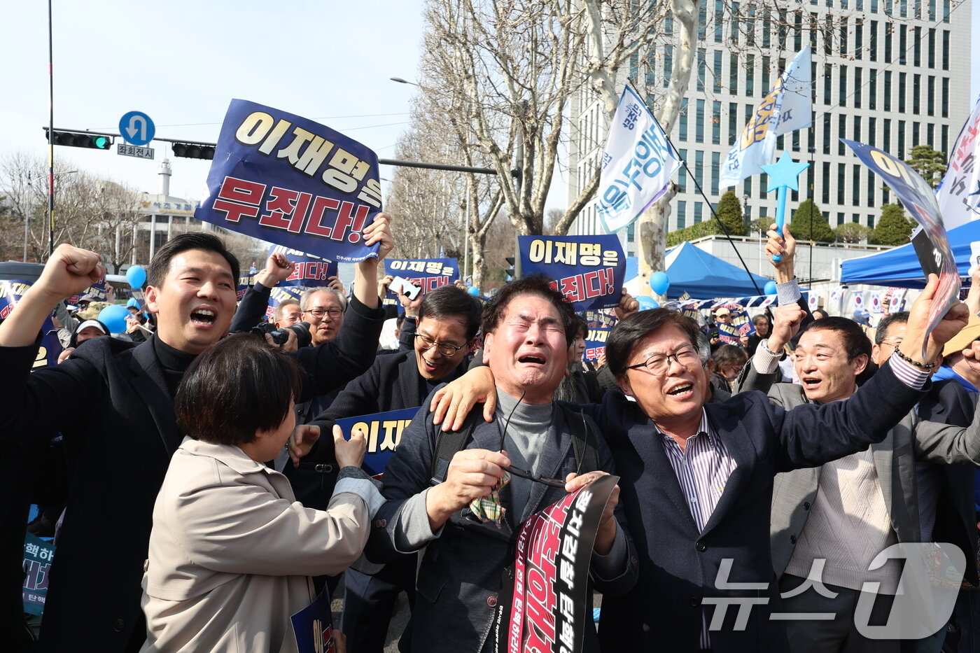 본문 이미지 - 이재명 더불어민주당 대표의 공직선거법 위반 사건 2심 선고일인 26일 오후 서울 서초구 서울중앙지방검찰청 앞에서 이재명 대표 지지자들이 이 대표의 무죄 판결 소식에 기뻐하고 있다. 2025.3.26/뉴스1 ⓒ News1 민경석 기자