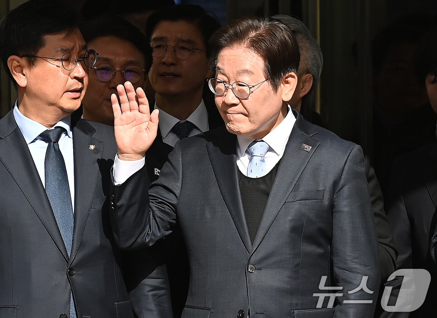 본문 이미지 - 공직선거법 위반 항소심에서 무죄를 선고받은 이재명 더불어민주당 대표가 2025년 26일 오후 서울 서초구 서울고등법원에서 열린 공직선거법 위반 혐의 2심 선고 공판을 마친 뒤 고 지지자들을 향해 인사를 하고 있다. 2025.3.26/뉴스1 ⓒ News1 사진공동취재단