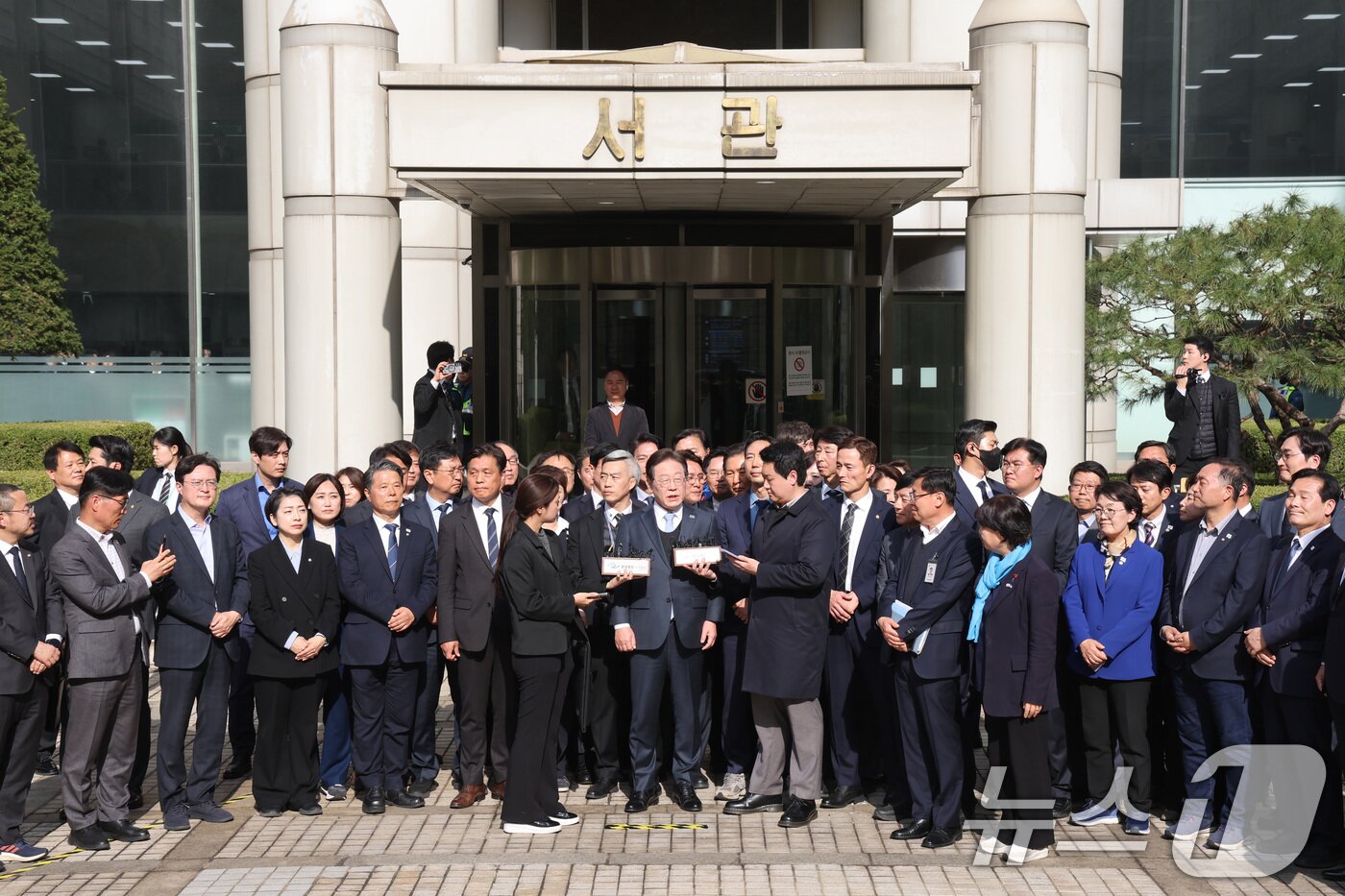 본문 이미지 - 공직선거법 위반 항소심에서 무죄를 선고받은 이재명 더불어민주당 대표가 26일 오후 서울 서초구 서울고등법원에서 열린 공직선거법 위반 혐의 2심 선고 공판을 마친 뒤 입장을 밝히고 있다. 2025.3.26/뉴스1 ⓒ News1 사진공동취재단