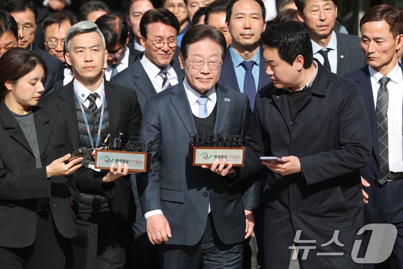 본문 이미지 - 공직선거법 위반 항소심에서 무죄를 선고받은 이재명 더불어민주당 대표가 26일 오후 서울 서초구 서울고등법원에서 열린 공직선거법 위반 혐의 2심 선고 공판을 마친 뒤 법원을 나서고 있다. 2025.3.26/뉴스1 ⓒ News1 사진공동취재단