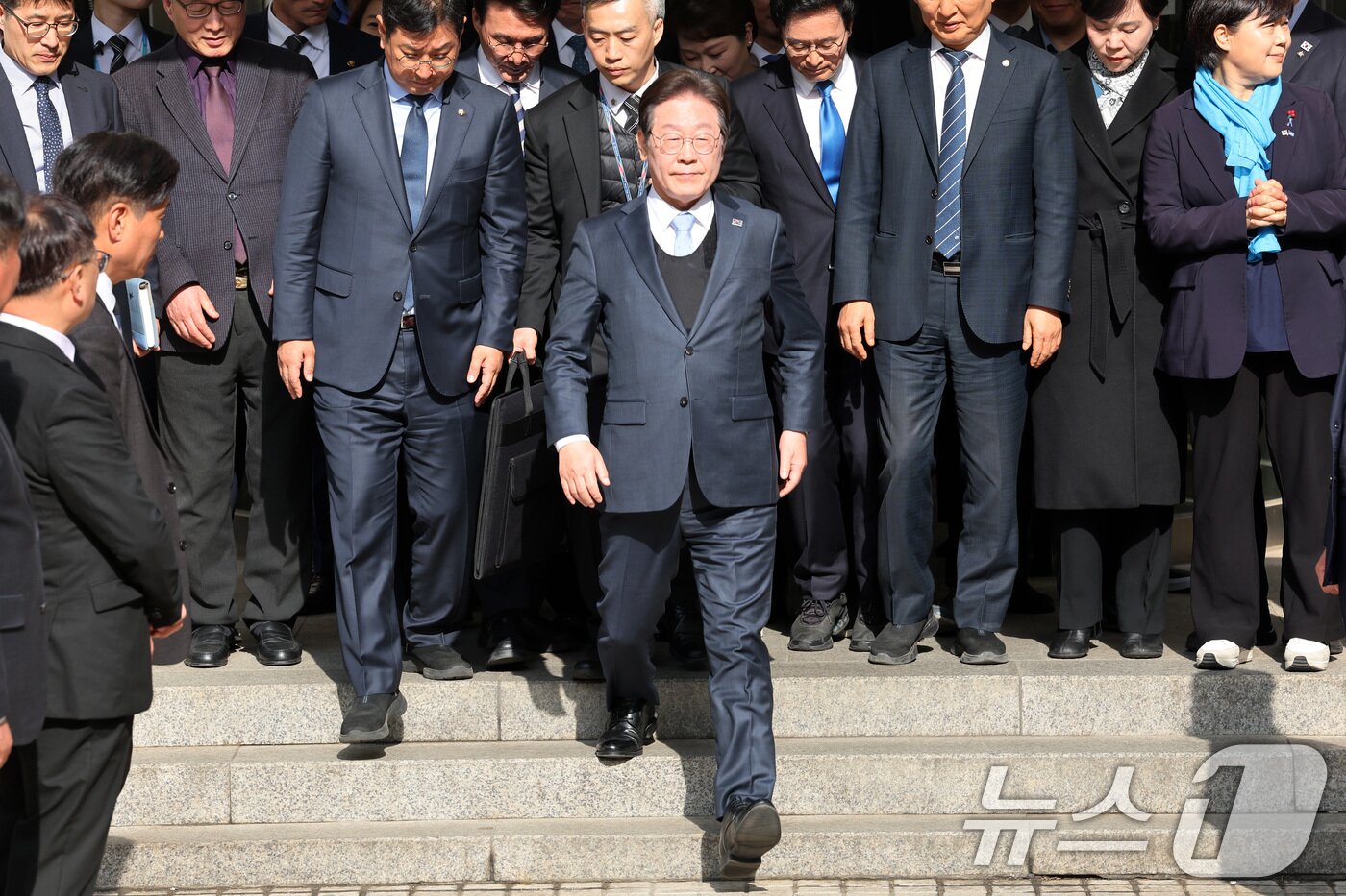 본문 이미지 - 이재명 더불어민주당 대표가 26일 서울 서초구 서울고등법원에서 열린 공직선거법 위반 사건 항소심에서 무죄를 선고받은 뒤 청사를 떠나고 있다. 서울고법 형사6-2부&#40;부장판사 최은정 이예슬 정재오&#41;는 이날 공직선거법 위반 혐의로 기소된 이 대표에게 징역 1년 집행유예 2년을 선고한 원심을 파기하고 무죄를 선고했다. 2025.3.26/뉴스1 ⓒ News1 사진공동취재단