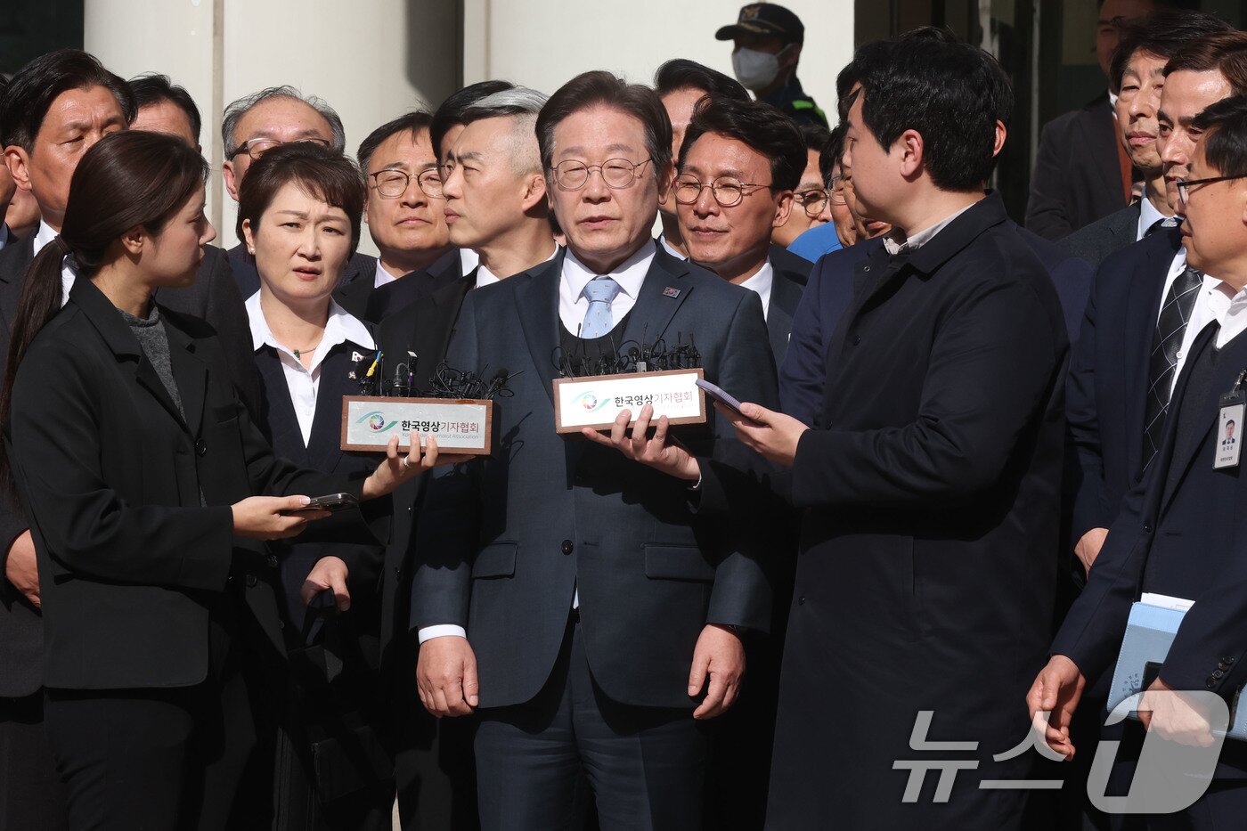 본문 이미지 - 공직선거법 위반 항소심에서 무죄를 선고받은 이재명 더불어민주당 대표가 26일 오후 서울 서초구 서울고등법원에서 열린 공직선거법 위반 혐의 2심 선고 공판을 마친 뒤 입장을 밝히고 있다. 2025.3.26/뉴스1 ⓒ News1 사진공동취재단