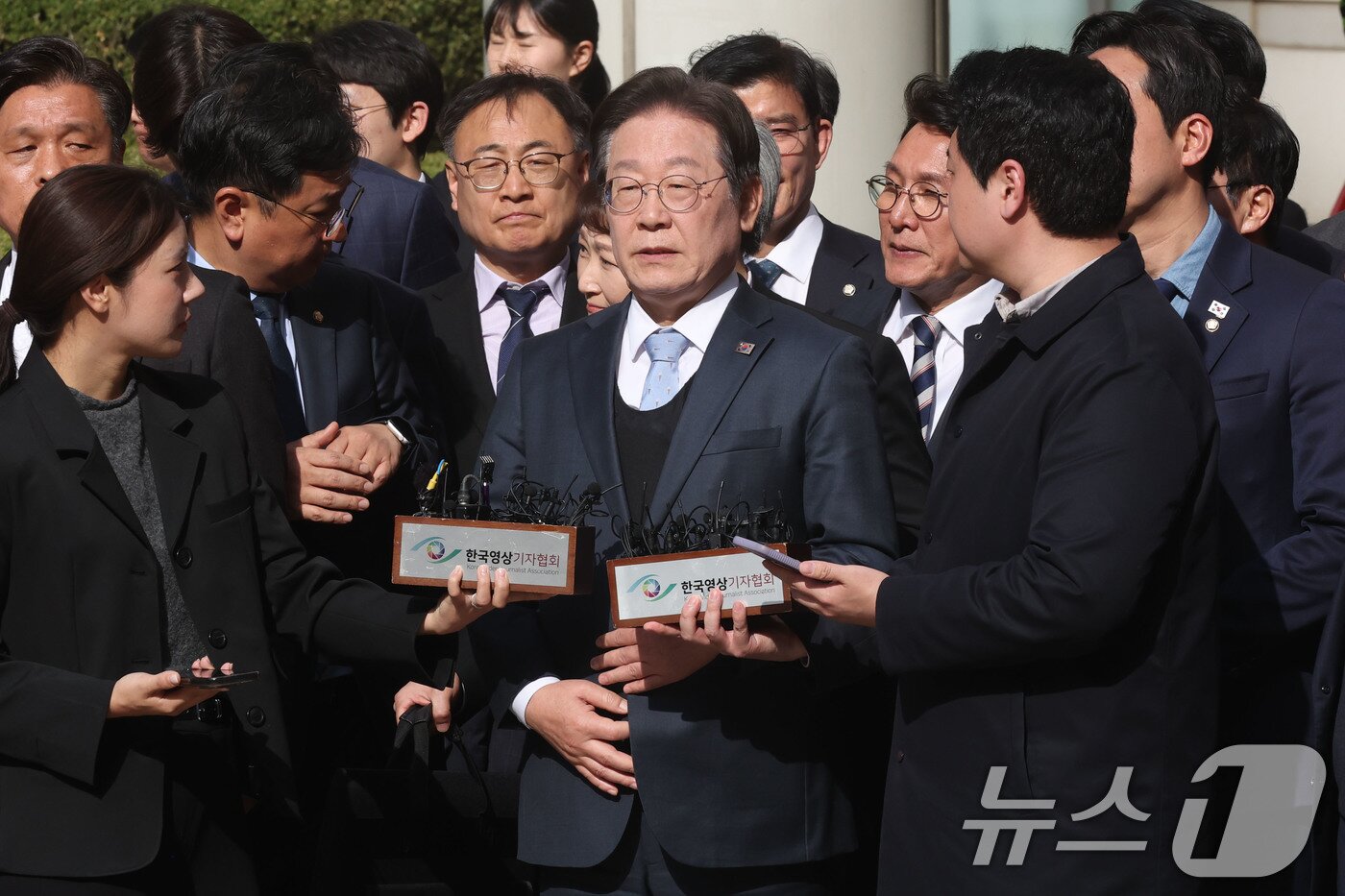 본문 이미지 - 공직선거법 위반 항소심에서 무죄를 선고받은 이재명 더불어민주당 대표가 지난 3월26일 오후 서울 서초구 서울고등법원에서 열린 공직선거법 위반 혐의 2심 선고 공판을 마친 뒤 입장을 밝히고 있는 모습. 2025.3.26/뉴스1 ⓒ News1 사진공동취재단