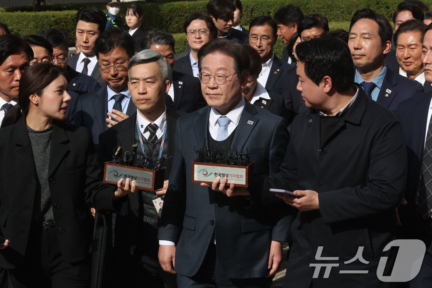 본문 이미지 - 이재명 더불어민주당 대표가 26일 서울 서초구 서울고등법원에서 열린 공직선거법 위반 사건의 항소심 선고를 마친 뒤 이동하고 있다. 2025.3.26/뉴스1 ⓒ News1 사진공동취재단