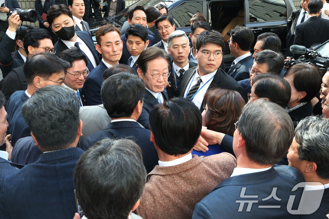 본문 이미지 - 이재명 더불어민주당 대표가 26일 서울 서초구 서울고등법원에서 열린 공직선거법 위반 사건의 항소심 선고를 마친 뒤 의원들과 인사하고 있다. 2025.3.26/뉴스1 ⓒ News1 사진공동취재단
