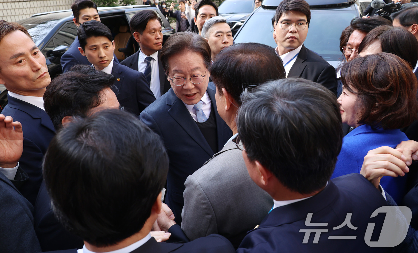 (서울=뉴스1) 사진공동취재단 = 공직선거법상 허위사실공표 혐의로 기소된 이재명 더불어민주당 대표가 26일 오후 서울 서초구 서울고등법원에서 열린 항소심 선고공판에서 무죄를 선고 …