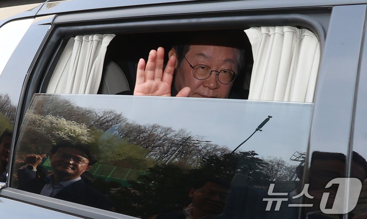 본문 이미지 - 공직선거법상 허위사실공표 혐의로 기소된 이재명 더불어민주당 대표가 26일 오후 서울 서초구 서울고등법원에서 열린 항소심 선고공판에서 무죄를 선고 받은 뒤 법원을 나서며 동료 의원들에게 손을 들어보이고 있다. 2025.3.26/뉴스1 ⓒ News1 사진공동취재단
