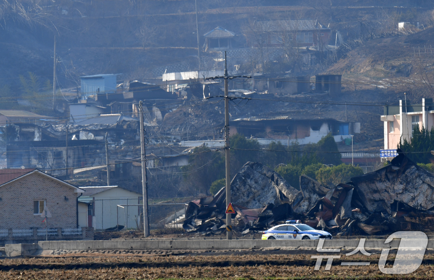 (영덕=뉴스1) 최창호 기자 = 지난 22일 경북 의성군에서 시작된 산불이 강풍을 타고 영덕군까지 확산된 26일 오후 화마를 피하지 못한 영덕읍 매정 1리 마을이 쑥대밭으로 변해있 …