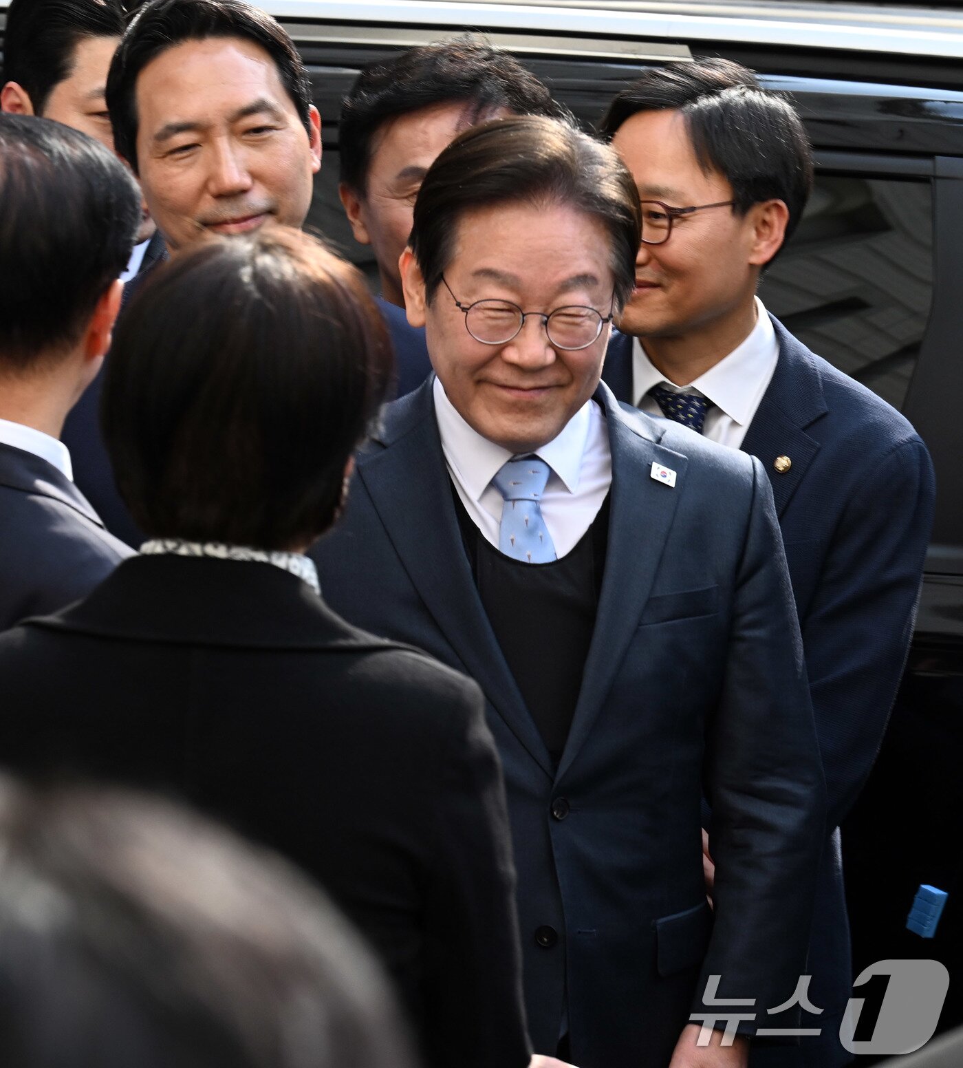 본문 이미지 - 공직선거법 위반 항소심에서 무죄를 선고받은 이재명 더불어민주당 대표가 26일 오후 서울 서초구 서울고등법원에서 열린 공직선거법 위반 혐의 2심 선고 공판을 마친 뒤 법원을 나서고 있다. 2025.3.26/뉴스1 ⓒ News1 사진공동취재단