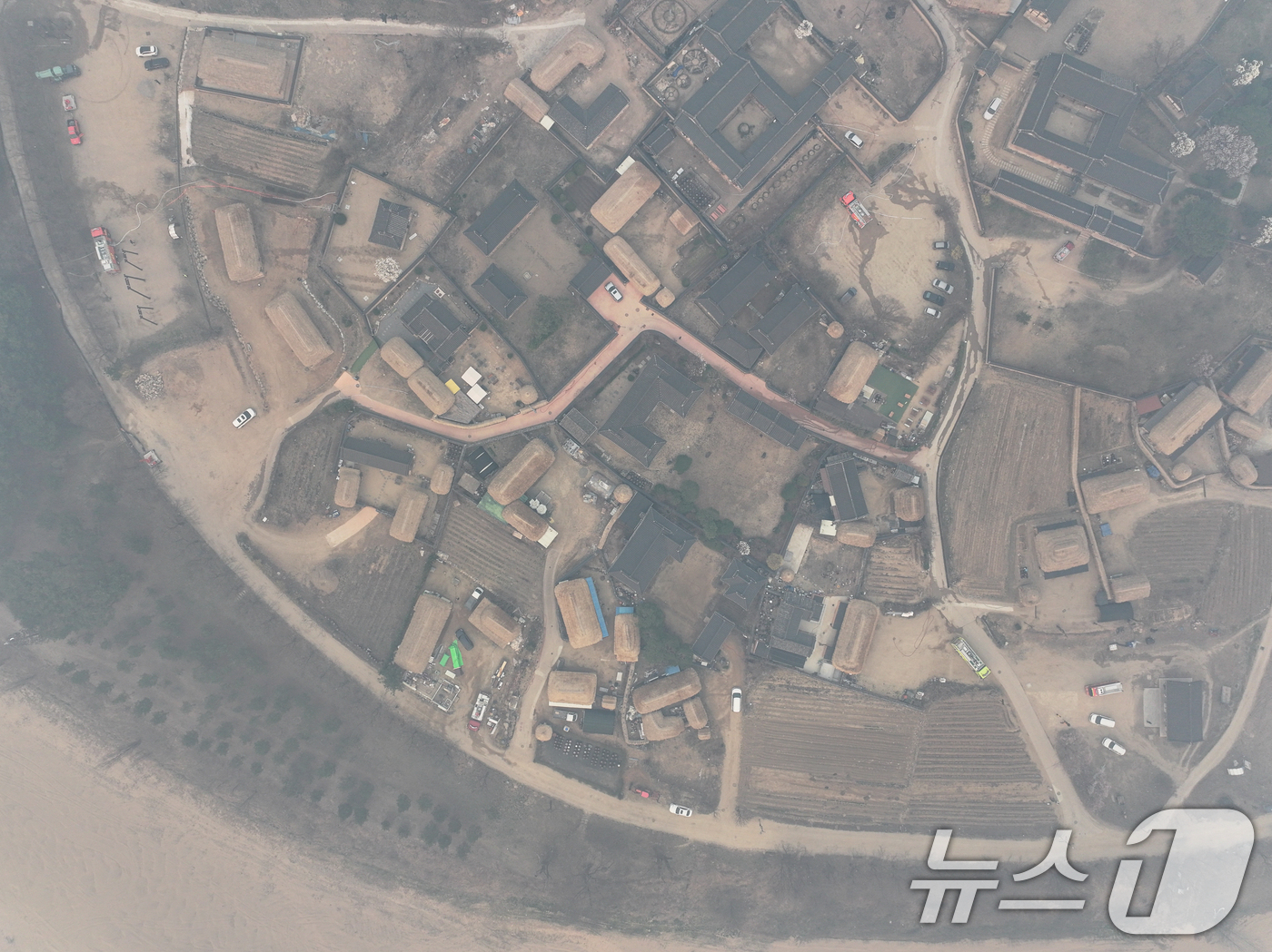 (안동=뉴스1) 이승배 기자 = 의성 산불이 이어지고 있는 26일 오후 경북 안동시 하회마을이 산불 연기에 뒤덮여 있다. 2025.3.26/뉴스1