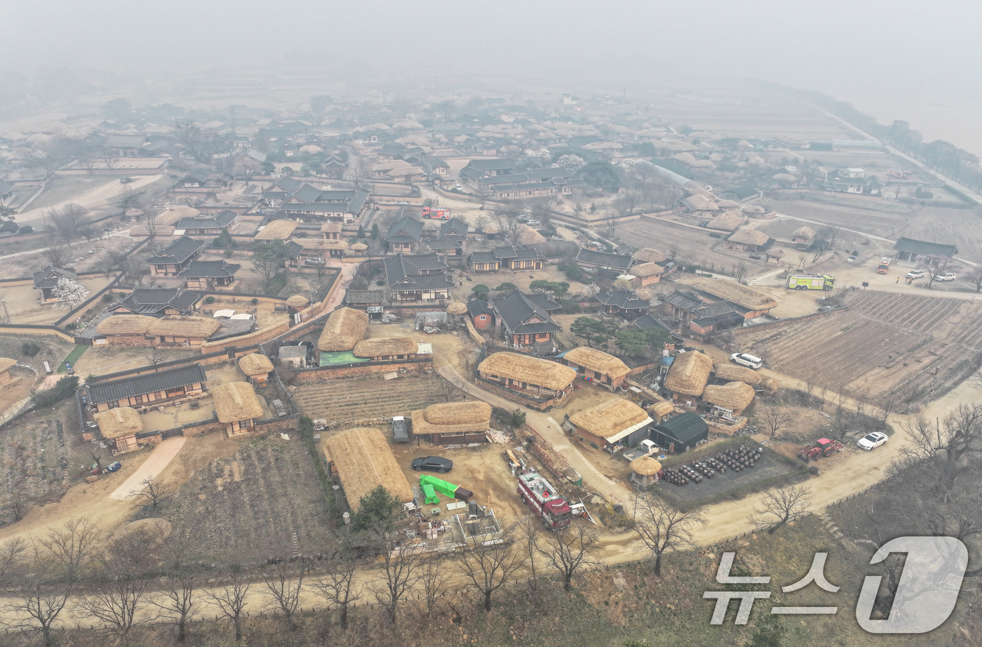 (안동=뉴스1) 이승배 기자 = 의성 산불이 이어지고 있는 26일 오후 경북 안동시 하회마을이 산불 연기에 뒤덮여 있다. 2025.3.26/뉴스1