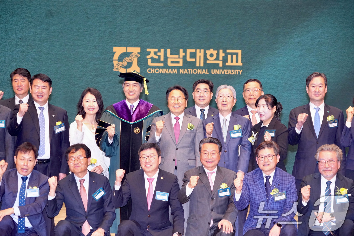 (광주=뉴스1) 박준배 기자 = 강기정 광주시장이 26일 오후 전남대학교 민주마루에서 열린 제22대 이근배 총장 취임식에 참석해 기념촬영을 하고 있다.(광주시 제공. 재판매 및 D …
