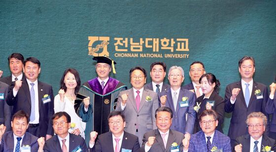강기정 시장, 이근배 전남대 총장 취임식 참석