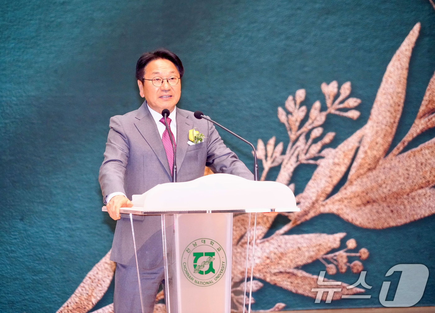 (광주=뉴스1) 박준배 기자 = 강기정 광주시장이 26일 오후 전남대학교 민주마루에서 열린 제22대 이근배 총장 취임식에 참석해 축사를 하고 있다.(광주시 제공. 재판매 및 DB …