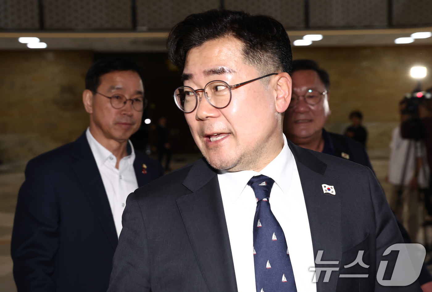 (서울=뉴스1) 김민지 기자 = 박찬대 더불어민주당 원내대표가 26일 오후 서울 여의도 국회에서 열린 의원총회에 참석하고 있다. 2025.3.26/뉴스1