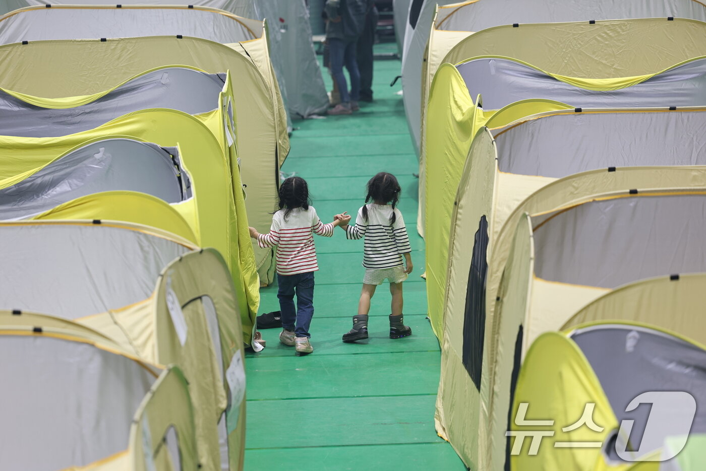 본문 이미지 - 3월 26일 경북 안동시 안동체육관에 산불 이재민을 위한 대피소가 마련돼 있다. 2025.3.26/뉴스1 ⓒ News1 이승배 기자