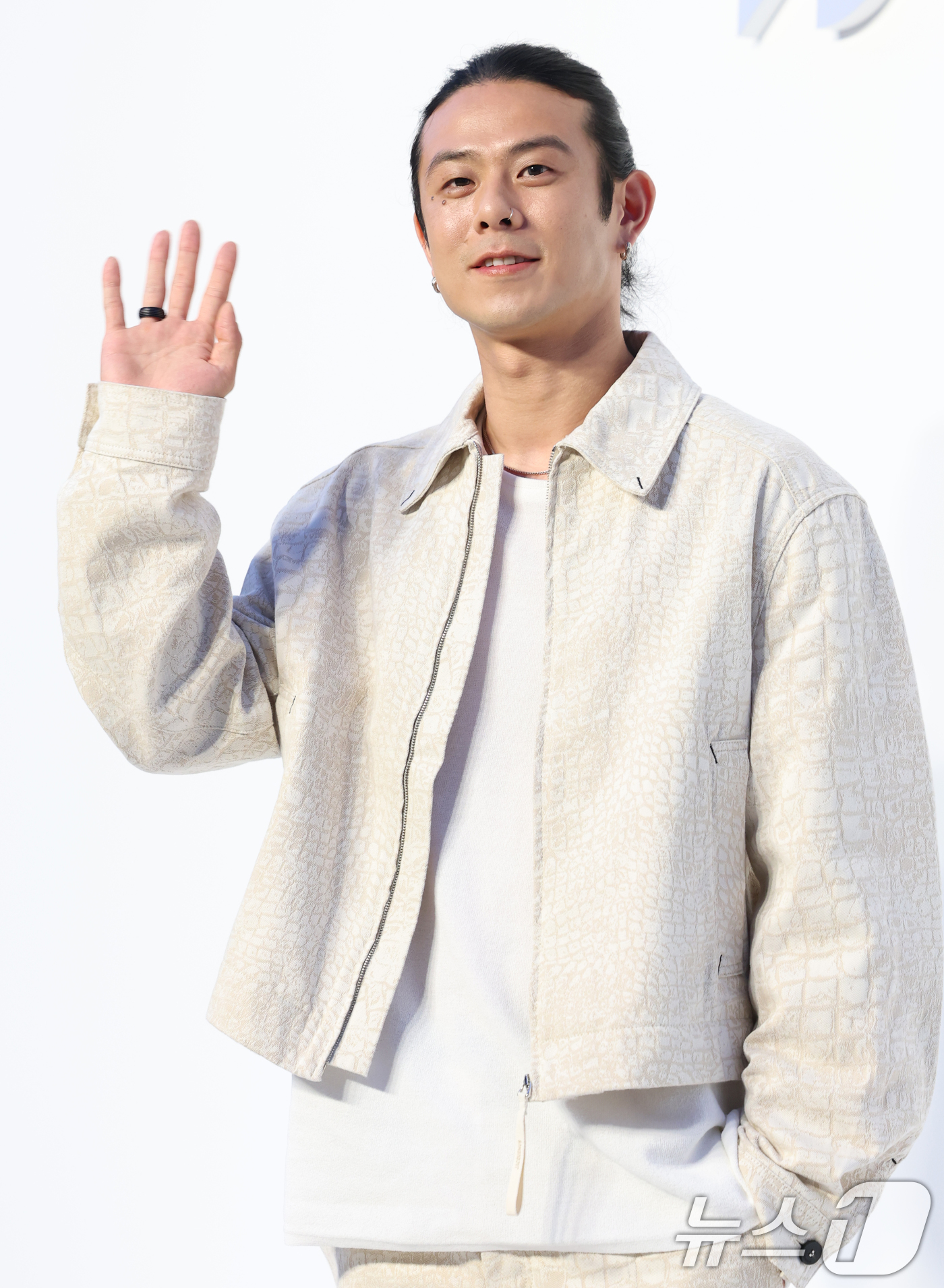 (서울=뉴스1) 권현진 기자 = 가수 빈지노가 26일 서울 성동구 XYZ SEOUL에서 열린 바이레도(BYREDO) 팝업 전시회 'Page Blanche 서울'에 참석해 포즈를 취 …