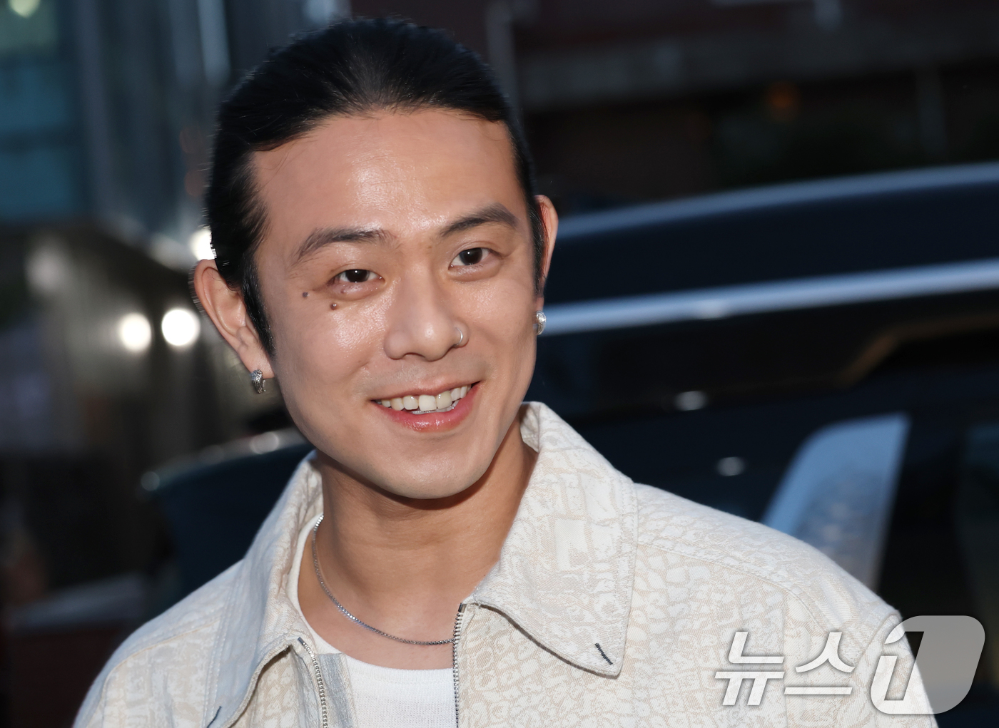 (서울=뉴스1) 권현진 기자 = 가수 빈지노가 26일 서울 성동구 XYZ SEOUL에서 열린 바이레도(BYREDO) 팝업 전시회 'Page Blanche 서울'에 참석하고 있다. …