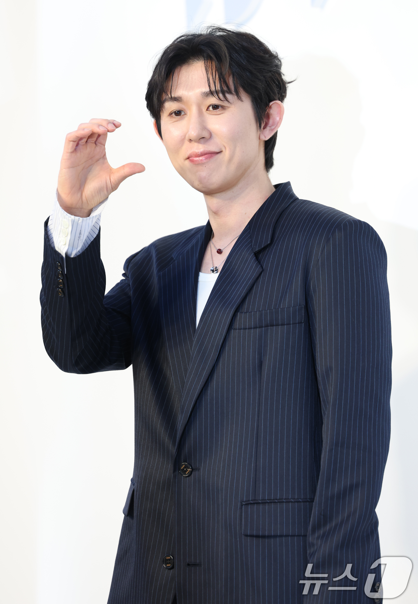 (서울=뉴스1) 권현진 기자 = 가수 코드쿤스트가 26일 서울 성동구 XYZ SEOUL에서 열린 바이레도(BYREDO) 팝업 전시회 'Page Blanche 서울'에 참석해 포즈를 …