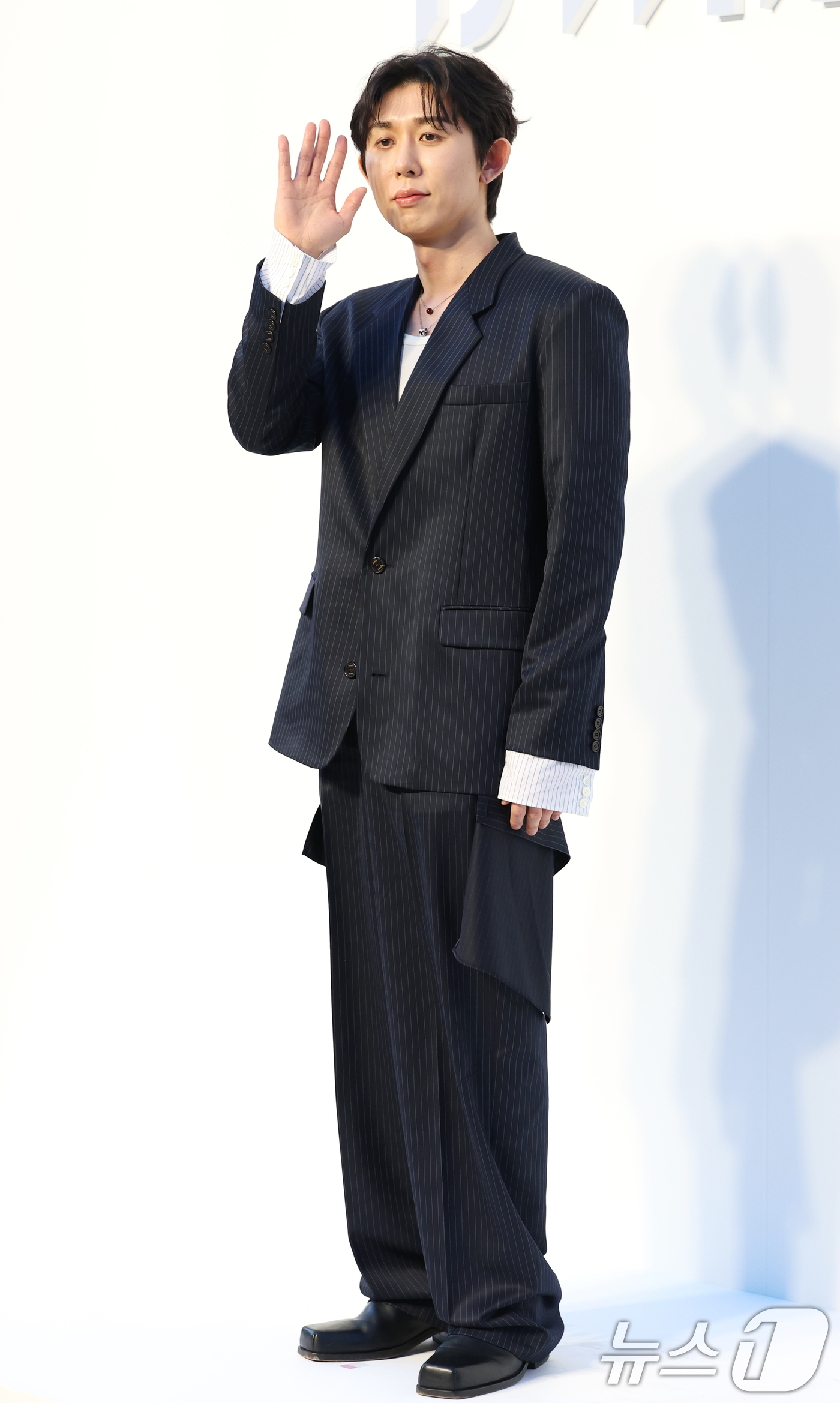 (서울=뉴스1) 권현진 기자 = 가수 코드쿤스트가 26일 서울 성동구 XYZ SEOUL에서 열린 바이레도(BYREDO) 팝업 전시회 'Page Blanche 서울'에 참석해 포즈를 …