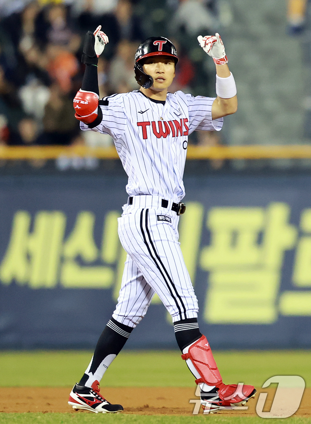 (서울=뉴스1) 김진환 기자 = 26일 서울 송파구 잠실야구장에서 열린 '2025 신한 SOL 뱅크 KBO리그' 한화 이글스와 LG 트윈스의 경기, LG 박해민이 6회말 2사 번트 …