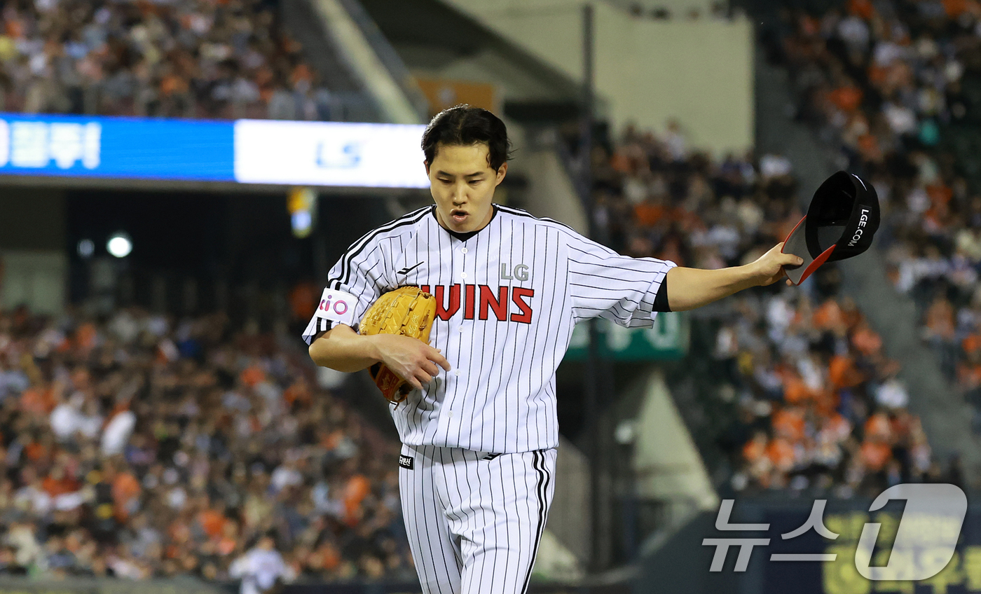 (서울=뉴스1) 김진환 기자 = 26일 서울 송파구 잠실야구장에서 열린 '2025 신한 SOL 뱅크 KBO리그' 한화 이글스와 LG 트윈스의 경기, LG 선발 임찬규가 7회초 이닝 …